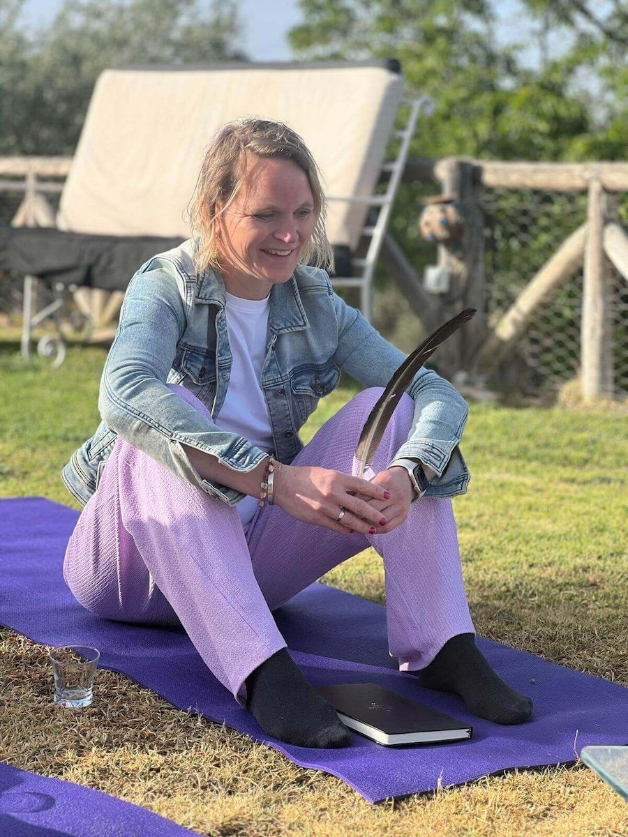 Vrouw houdt veer vast tijdens Soul Writing schrijfretraite
