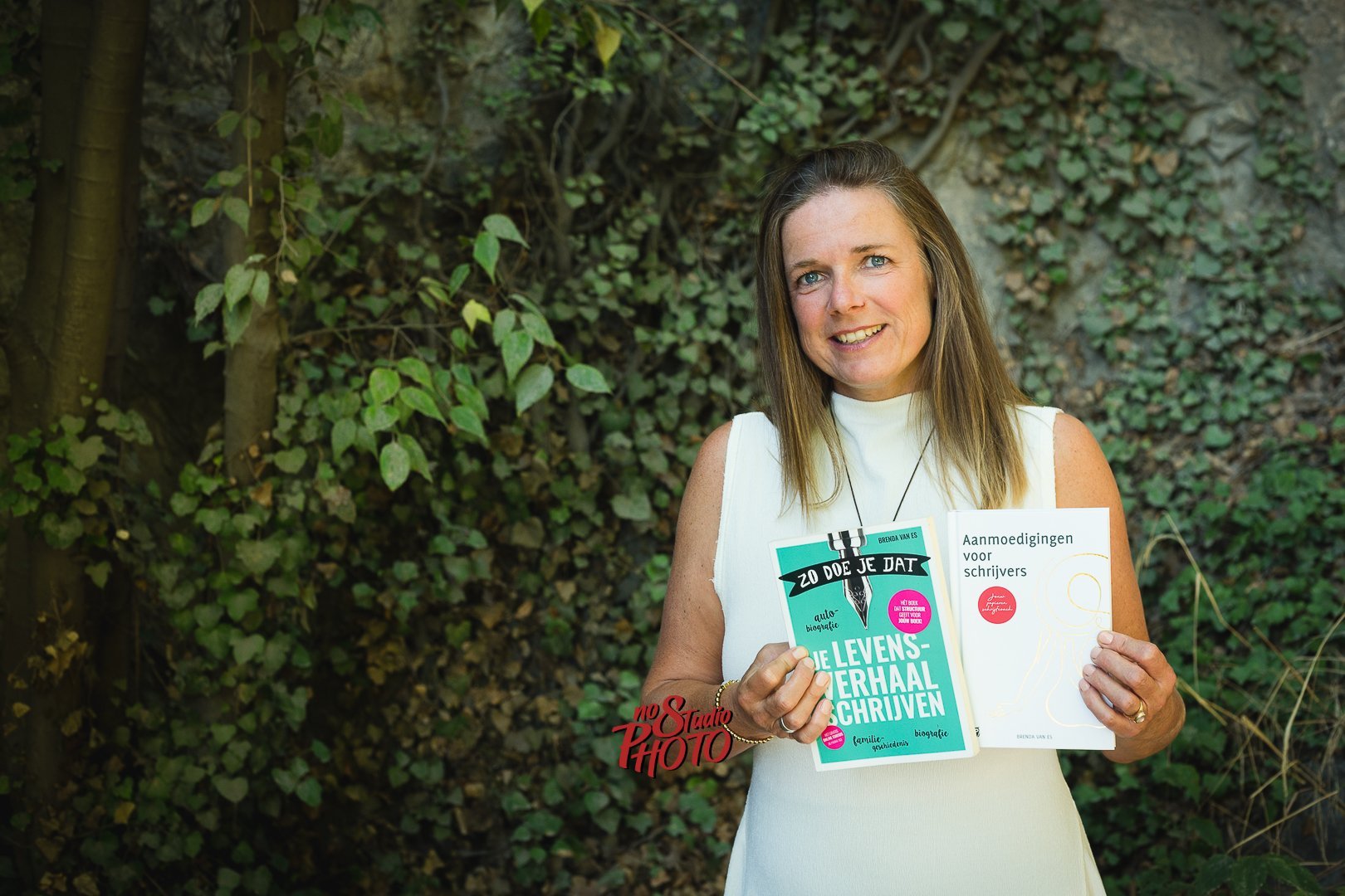 brenda van es houdt boeken vast over levensverhalen schrijven