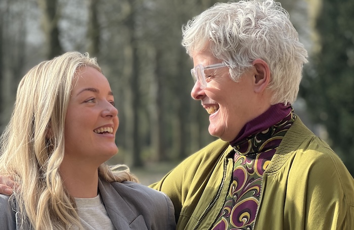 moeder kijkt dochter aan tijdens de moederdochterretraite